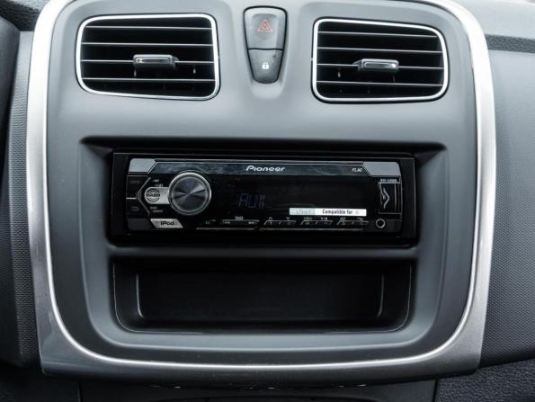 Renault Logan II Рестайлинг с пробегом 2019 года, цена 1 017 600 рублей, 32157 км, седан, Автокод Объявления