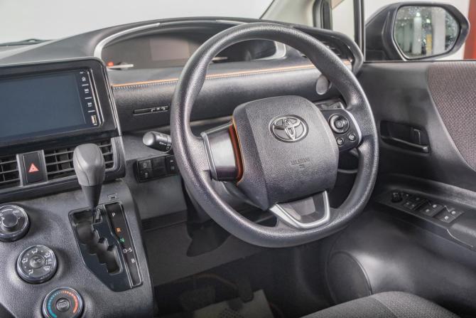Toyota Sienta II Рестайлинг с пробегом 2020 года, цена 1 479 000 рублей, 33000 км, компактвэн, Автокод Объявления