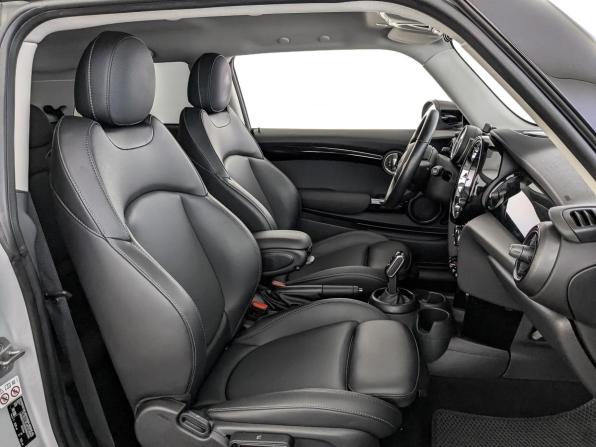 Mini Hatch III (F55/F56) Рестайлинг 2 с пробегом 2021 года, цена 2 690 000 рублей, 39750 км, хэтчбек, Автокод Объявления