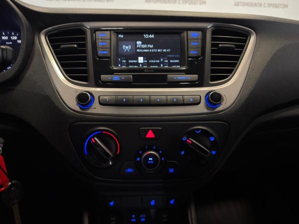 Hyundai Solaris II с пробегом 2018 года, цена 919 000 рублей, 139400 км, седан, Автокод Объявления