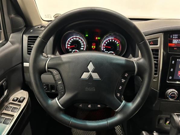 Mitsubishi Pajero IV Рестайлинг 2 с пробегом 2015 года, цена 1 999 000 рублей, 268216 км, внедорожник, Автокод Объявления