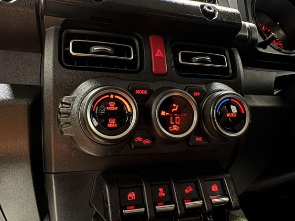 Suzuki Jimny IV с пробегом 2022 года, цена 2 550 000 рублей, 28878 км, внедорожник, Автокод Объявления