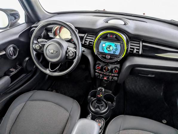 Mini Hatch III (F55/F56) Рестайлинг с пробегом 2021 года, цена 2 550 000 рублей, 66313 км, хэтчбек, Автокод Объявления