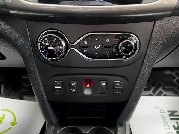 Renault Sandero II с пробегом 2015 года, цена 1 065 000 рублей, 100430 км, хэтчбек, Автокод Объявления