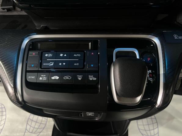 Honda Stepwgn V Рестайлинг с пробегом 2018 года, цена 2 100 000 рублей, 130000 км, минивэн, Автокод Объявления