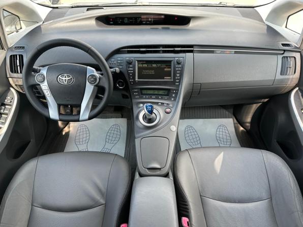 Toyota Prius III (XW30) с пробегом 2010 года, цена 1 030 000 рублей, 135000 км, лифтбек, Автокод Объявления