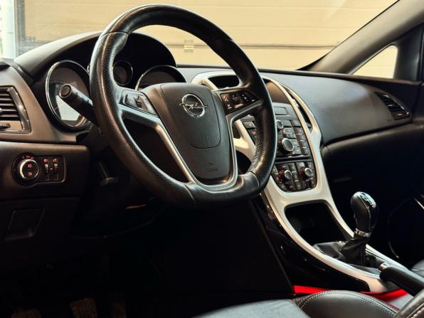 Opel Astra J Рестайлинг с пробегом 2013 года, цена 900 000 рублей, 135049 км, хэтчбек, Автокод Объявления