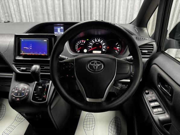 Toyota Voxy III (R80) Рестайлинг с пробегом 2018 года, цена 2 700 000 рублей, 88347 км, минивэн, Автокод Объявления