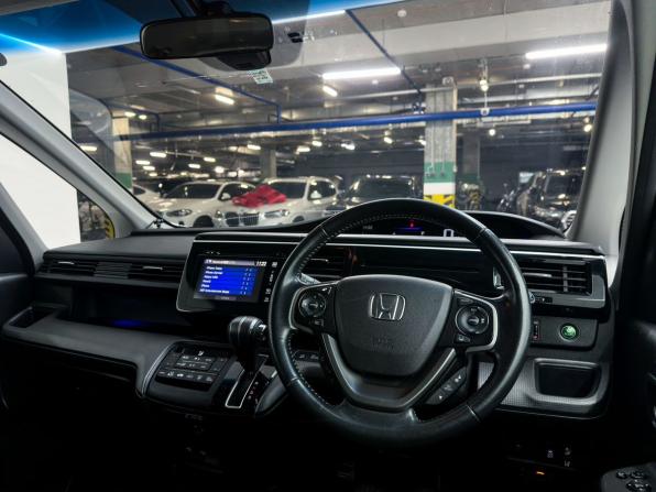 Honda Stepwgn V с пробегом 2016 года, цена 2 000 000 рублей, 135497 км, минивэн, Автокод Объявления