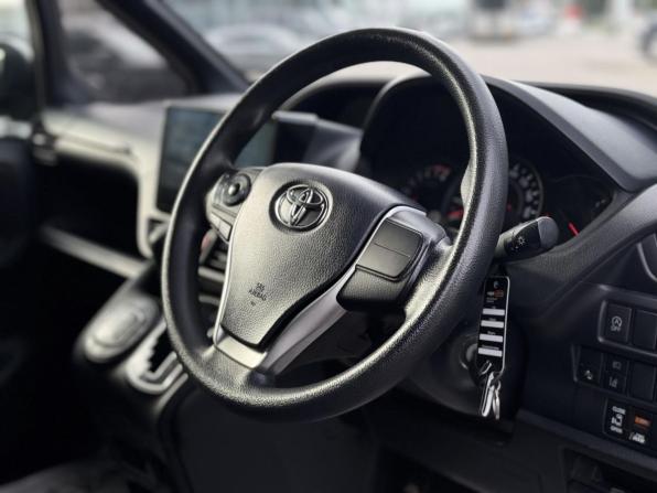 Toyota Voxy III (R80) Рестайлинг с пробегом 2018 года, цена 1 899 000 рублей, 212983 км, минивэн, Автокод Объявления
