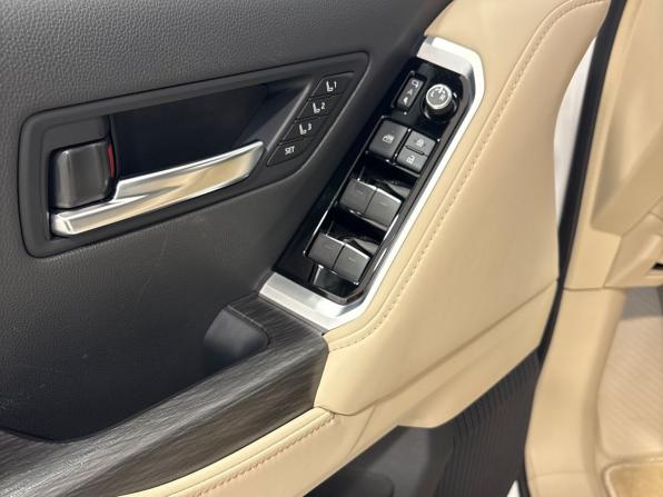 Toyota Land Cruiser 300 Series с пробегом 2021 года, цена 15 600 000 рублей, 46519 км, внедорожник, Автокод Объявления