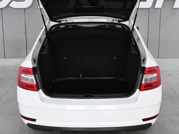 Skoda Octavia III (A7) Рестайлинг с пробегом 2017 года, цена 1 439 000 рублей, 222807 км, лифтбек, Автокод Объявления