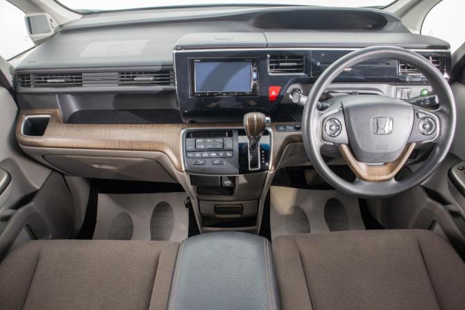 Honda Stepwgn V с пробегом 2016 года, цена 1 849 000 рублей, 91000 км, минивэн, Автокод Объявления