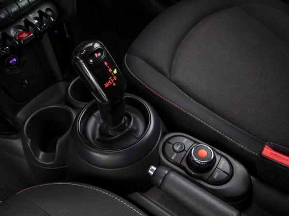 Mini Hatch III (F55/F56) Рестайлинг с пробегом 2018 года, цена 1 299 077 рублей, 229016 км, хэтчбек, Автокод Объявления