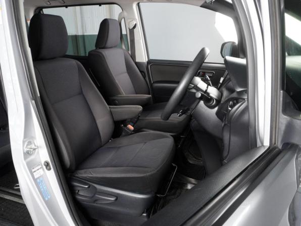 Toyota Voxy III (R80) Рестайлинг с пробегом 2017 года, цена 1 990 000 рублей, 147070 км, минивэн, Автокод Объявления