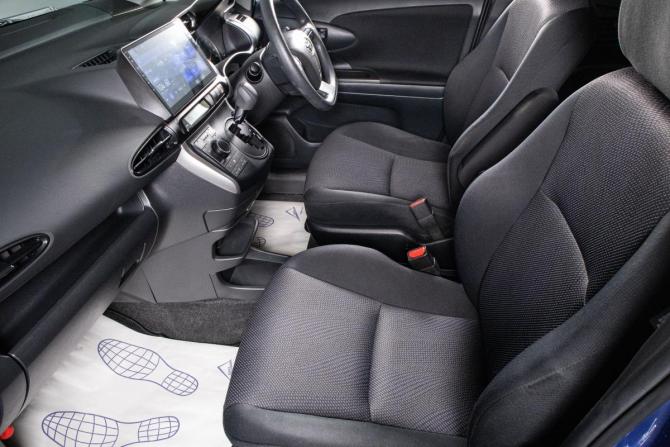 Toyota Wish II Рестайлинг с пробегом 2015 года, цена 2 189 000 рублей, 23200 км, минивэн, Автокод Объявления