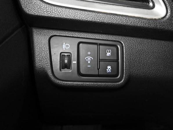 Hyundai Solaris II с пробегом 2018 года, цена 829 000 рублей, 225050 км, седан, Автокод Объявления