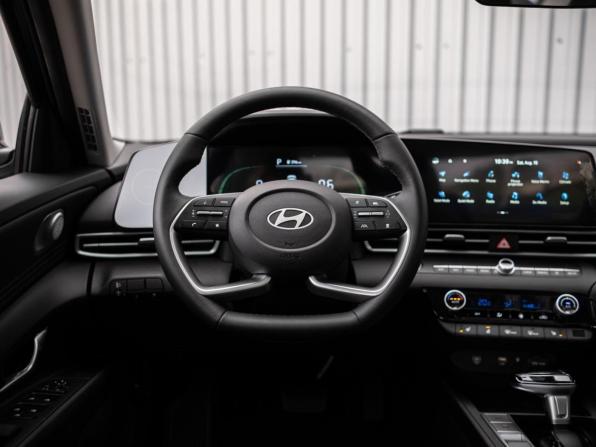 Hyundai Elantra VII (CN7) Рестайлинг с пробегом 2024 года, цена 2 649 000 рублей, 1726 км, седан, Автокод Объявления