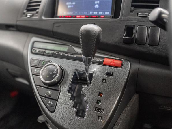 Toyota ISis I Рестайлинг с пробегом 2010 года, цена 1 299 000 рублей, 140638 км, компактвэн, Автокод Объявления