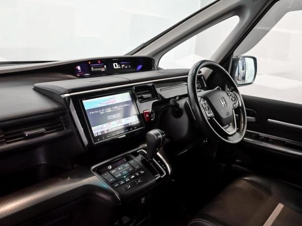 Honda Stepwgn V Рестайлинг с пробегом 2017 года, цена 2 300 000 рублей, 117098 км, минивэн, Автокод Объявления