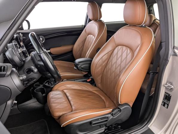 Mini Hatch III (F55/F56) Рестайлинг 2 с пробегом 2021 года, цена 2 335 000 рублей, 78539 км, хэтчбек, Автокод Объявления