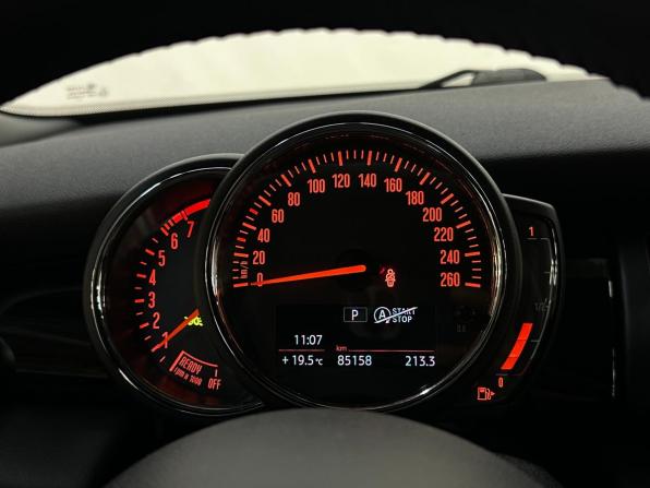 Mini Hatch III (F55/F56) Рестайлинг с пробегом 2020 года, цена 2 120 000 рублей, 85157 км, хэтчбек, Автокод Объявления