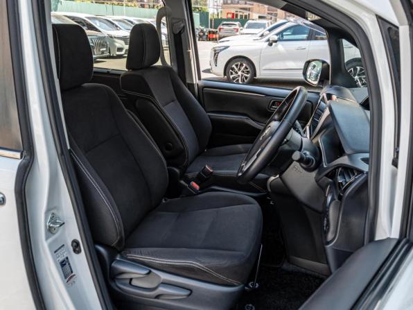 Toyota Esquire I с пробегом 2015 года, цена 2 240 000 рублей, 145707 км, минивэн, Автокод Объявления