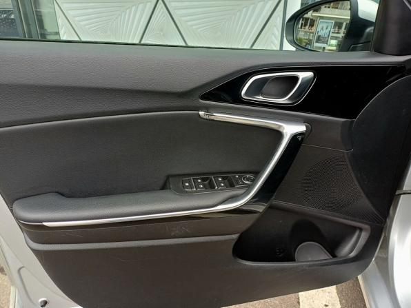 Kia Ceed III с пробегом 2019 года, цена 1 799 000 рублей, 121852 км, универсал, Автокод Объявления