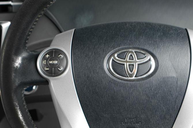 Toyota Prius III (XW30) с пробегом 2014 года, цена 1 049 000 рублей, 322647 км, лифтбек, Автокод Объявления