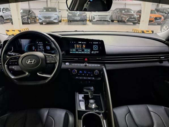 Hyundai Elantra VII (CN7) Рестайлинг с пробегом 2024 года, цена 2 350 000 рублей, 21000 км, седан, Автокод Объявления