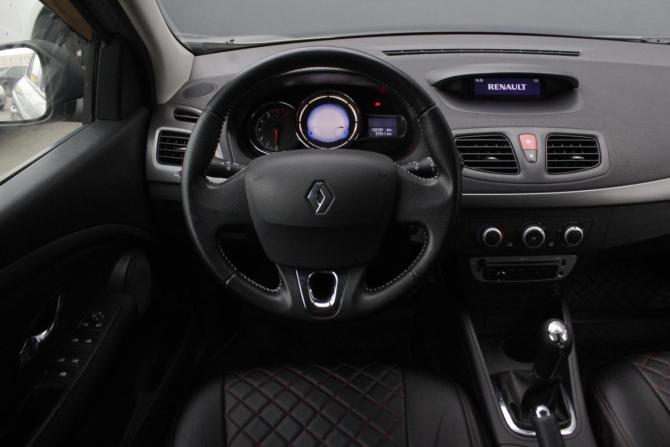 Renault Fluence I Рестайлинг с пробегом 2014 года, цена 995 000 рублей, 132092 км, седан, Автокод Объявления