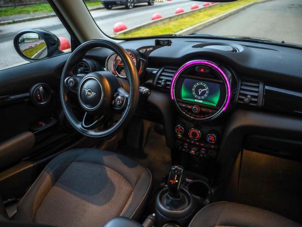 Mini Hatch III (F55/F56) Рестайлинг с пробегом 2019 года, цена 2 263 777 рублей, 34535 км, хэтчбек, Автокод Объявления