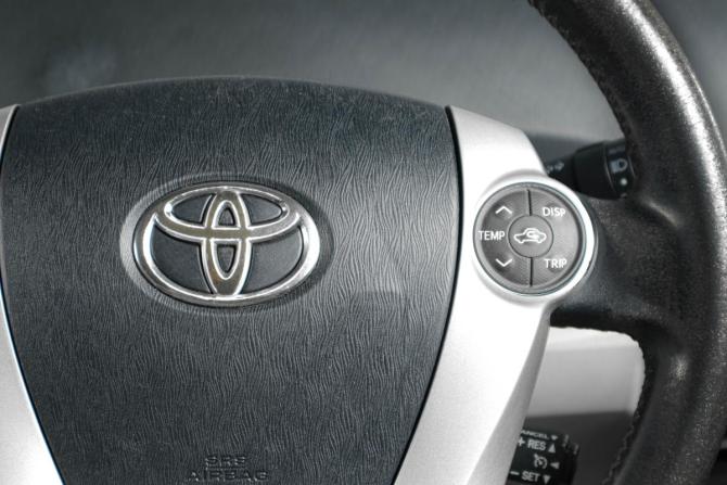 Toyota Prius III (XW30) с пробегом 2014 года, цена 1 049 000 рублей, 322647 км, лифтбек, Автокод Объявления