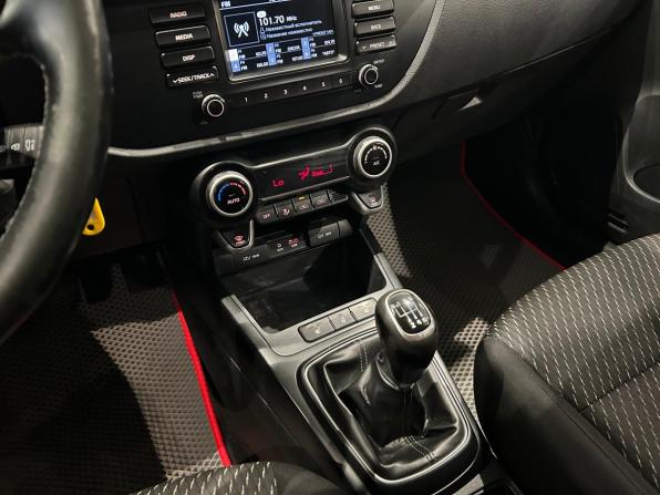 Kia Rio IV с пробегом 2018 года, цена 999 000 рублей, 140871 км, хэтчбек, Автокод Объявления