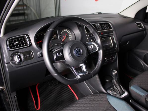 Volkswagen Polo V Рестайлинг с пробегом 2019 года, цена 1 369 000 рублей, 124900 км, седан, Автокод Объявления
