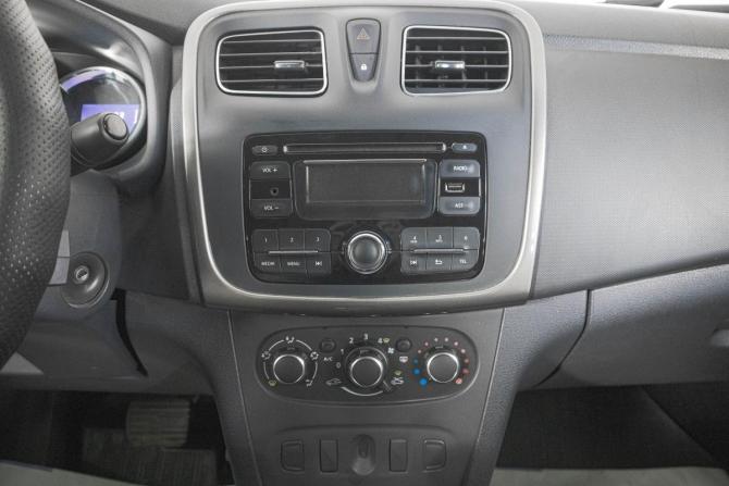 Renault Logan II с пробегом 2015 года, цена 669 000 рублей, 207000 км, седан, Автокод Объявления