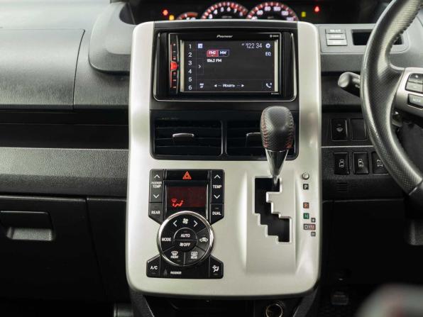 Toyota Voxy II (R70) Рестайлинг с пробегом 2011 года, цена 1 260 000 рублей, 246165 км, минивэн, Автокод Объявления