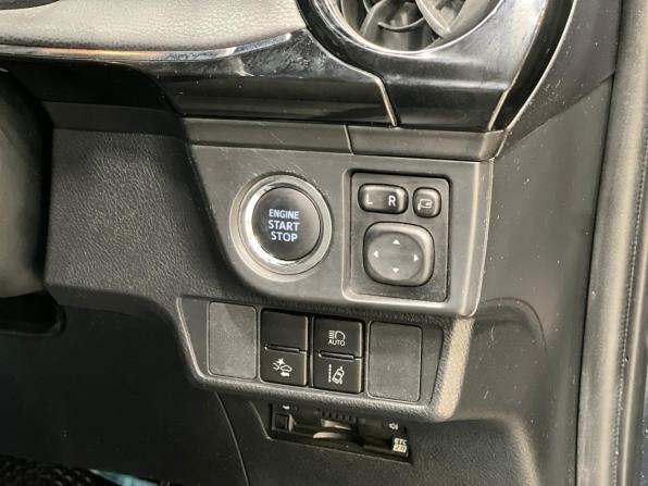 Toyota Corolla XI (E160 E170) Рестайлинг 2 с пробегом 2018 года, цена 1 499 000 рублей, 60500 км, универсал, Автокод Объявления