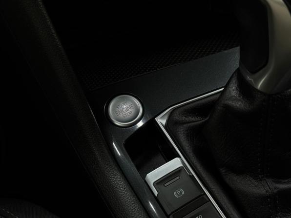 Volkswagen Tiguan II Рестайлинг с пробегом 2021 года, цена 3 760 000 рублей, 66126 км, внедорожник, Автокод Объявления