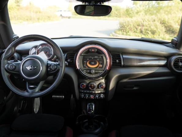 Mini Hatch III (F55/F56) Рестайлинг с пробегом 2018 года, цена 2 679 700 рублей, 110000 км, хэтчбек, Автокод Объявления