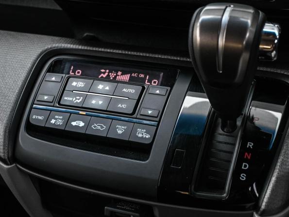 Honda Stepwgn V с пробегом 2017 года, цена 1 899 000 рублей, 92457 км, минивэн, Автокод Объявления