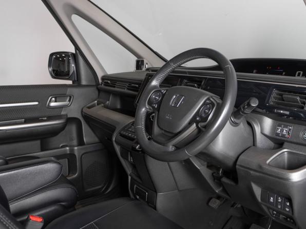 Honda Stepwgn V Рестайлинг с пробегом 2018 года, цена 2 298 000 рублей, 133394 км, минивэн, Автокод Объявления