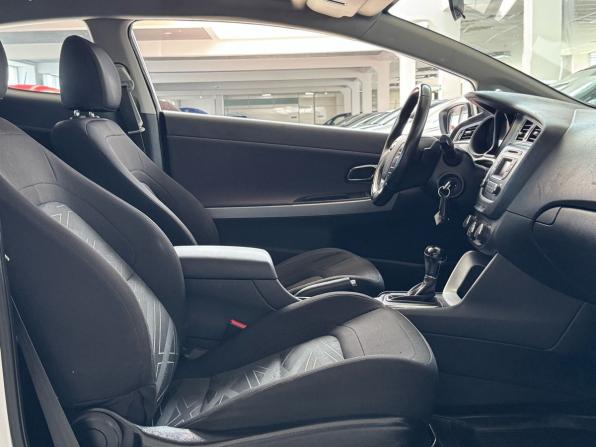 Kia Ceed II Рестайлинг с пробегом 2016 года, цена 960 000 рублей, 172800 км, хэтчбек, Автокод Объявления