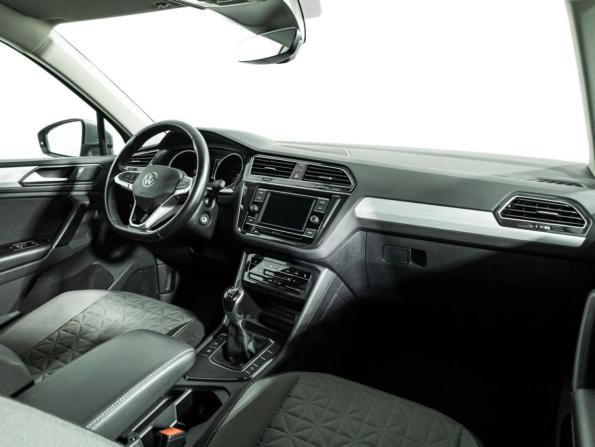 Volkswagen Tiguan II Рестайлинг с пробегом 2022 года, цена 2 499 700 рублей, 45590 км, внедорожник, Автокод Объявления