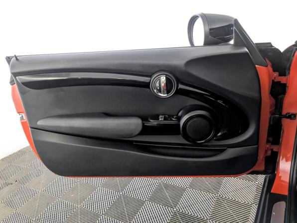Mini Hatch III (F55/F56) Рестайлинг с пробегом 2021 года, цена 2 640 000 рублей, 57123 км, хэтчбек, Автокод Объявления