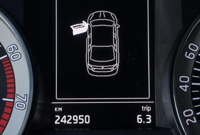 Skoda Rapid I с пробегом 2017 года, цена 895 000 рублей, 242943 км, лифтбек, Автокод Объявления