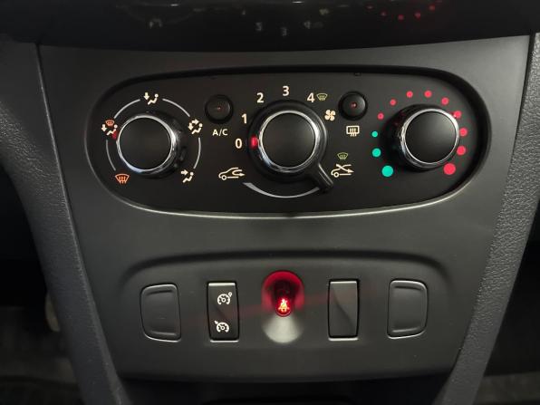 Renault Sandero II с пробегом 2015 года, цена 675 000 рублей, 142000 км, хэтчбек, Автокод Объявления