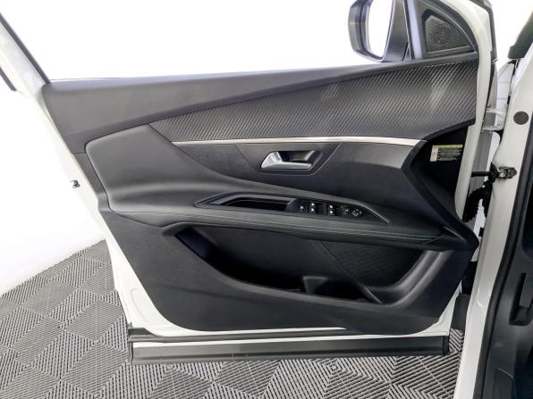 Peugeot 3008 II Рестайлинг с пробегом 2021 года, цена 2 320 000 рублей, 77341 км, внедорожник, Автокод Объявления