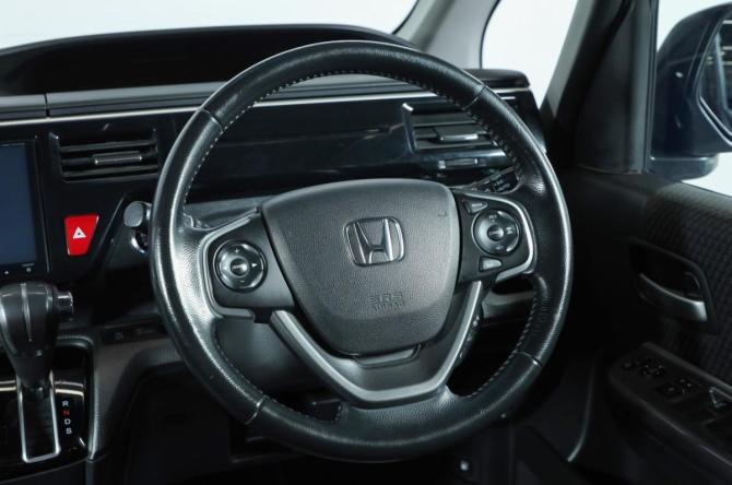 Honda Stepwgn V с пробегом 2015 года, цена 1 699 000 рублей, 130000 км, минивэн, Автокод Объявления