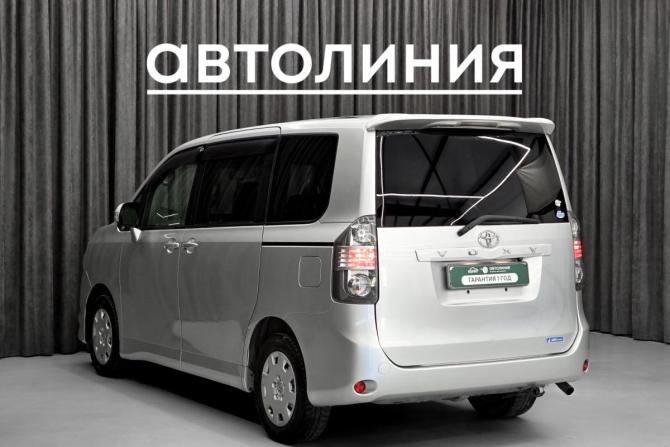 Toyota Voxy II (R70) с пробегом 2010 года, цена 1 380 000 рублей, 200000 км, минивэн, Автокод Объявления